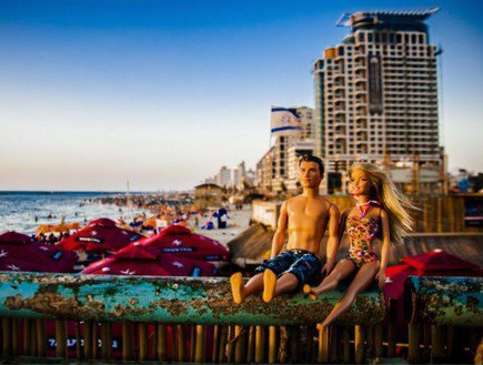 על רקע חופי תל אביב, קן וברבי בישראל (צילום: מתוך העמוד www.facebook.com/BarbieLovesIsrael, החברה להגנת הטבע)