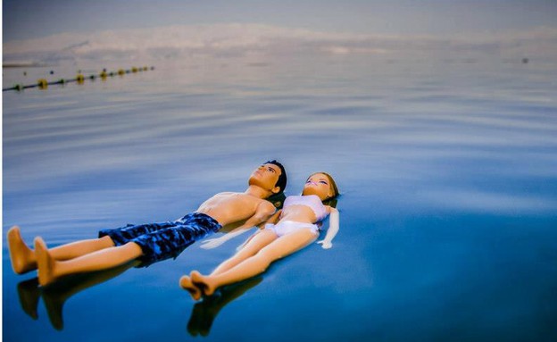 צפים בים המלח, קן וברבי בישראל (צילום: מתוך העמוד www.facebook.com/BarbieLovesIsrael, החברה להגנת הטבע)