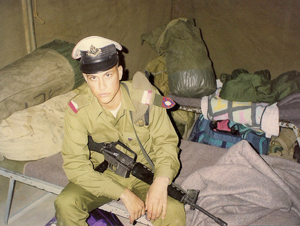 אסי עזר במהלך השירות במשטרה צבאית (צילום: במחנה)