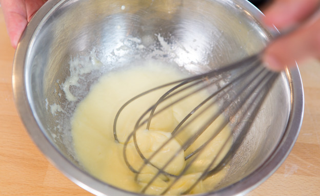 מערבבים את החומרים הרטובים מערבבים את החומרים הרטובים