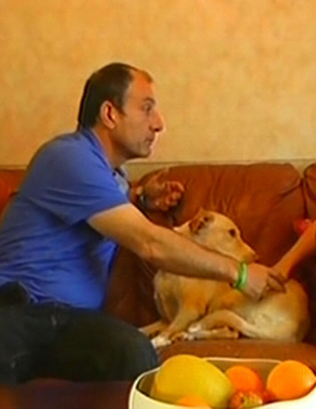 חזי ועדי זקן עם כלבתם שהותקפה (צילום: חדשות 2)