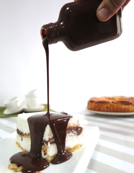 קונדטוריה שני עוגת גבינה עם בקבוקון שוקולד חם (צילום: דן פרץ)