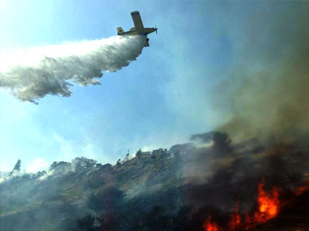 מטוס כיבוי מעל שריפה באלפי מנשה, היום (צילום: המייל האדום)