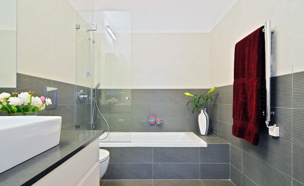 בית בשרון, אמבטיה מגבת