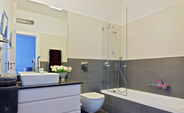 בית בשרון, אמבטיה