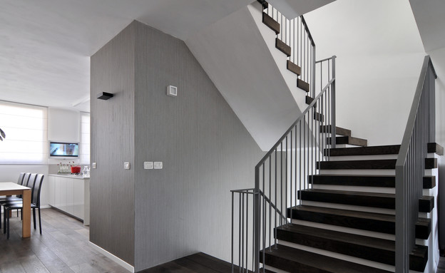 בית בשרון, מדרגות מעקה