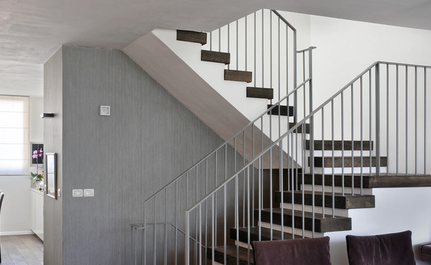 בית בשרון, מדרגות