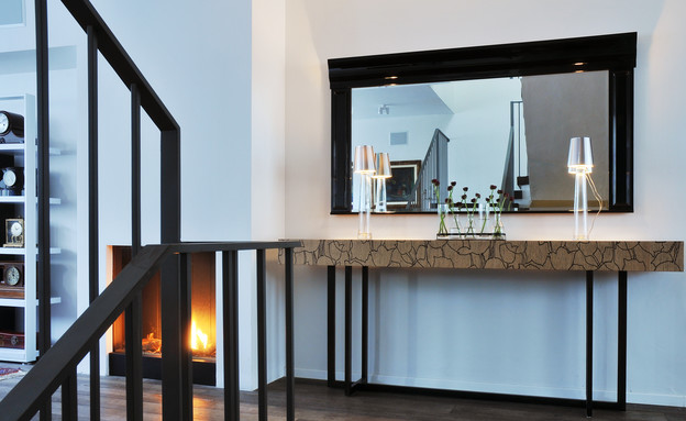 בית בשרון, סלון קונסולה ליד האח