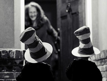חיי תאומות - עם כובע (צילום: גאוף בלאק, dailymail.co.uk)