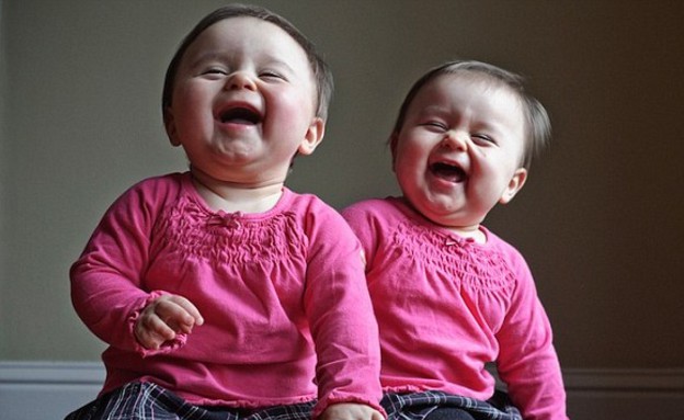 חיי תאומות - צוחקות יחד (צילום: גאוף בלאק, dailymail.co.uk)