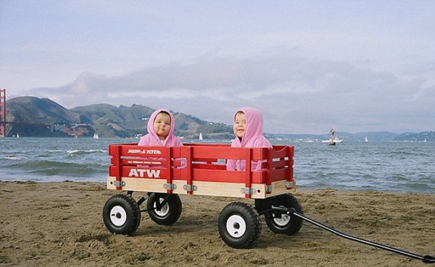 חיי תאומות - בחוף הים (צילום: גאוף בלאק, dailymail.co.uk)