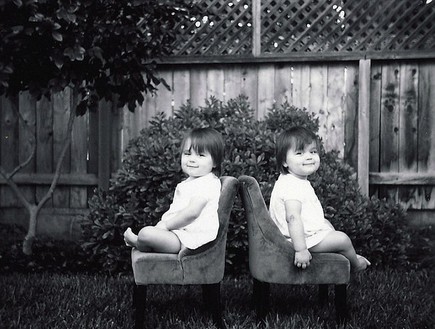 חיי תאומות - גב אל גב (צילום: גאוף בלאק, dailymail.co.uk)
