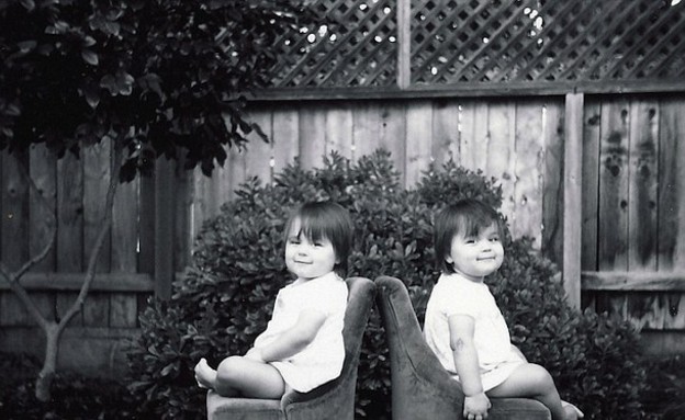 חיי תאומות - גב אל גב (צילום: גאוף בלאק, dailymail.co.uk)