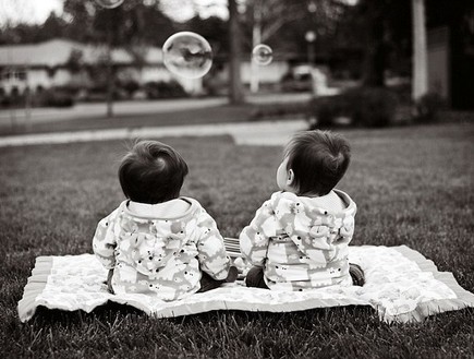 חיי תאומות - על הדשא (צילום: גאוף בלאק, dailymail.co.uk)