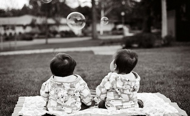 חיי תאומות - על הדשא (צילום: גאוף בלאק, dailymail.co.uk)