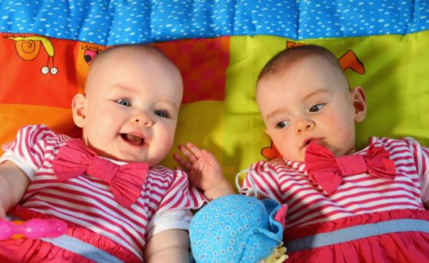 קייטי ואיימי - תאומות בשיר גינס (צילום: dailymail.co.uk)