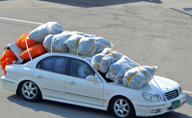 מכוניות עמוסת בסחורה