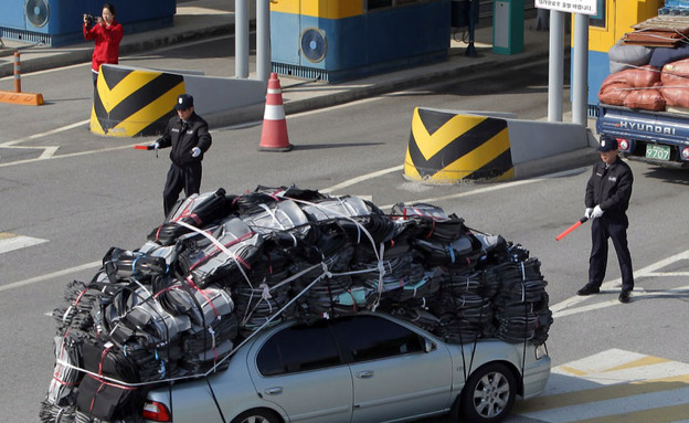 מכוניות עמוסת בסחורה