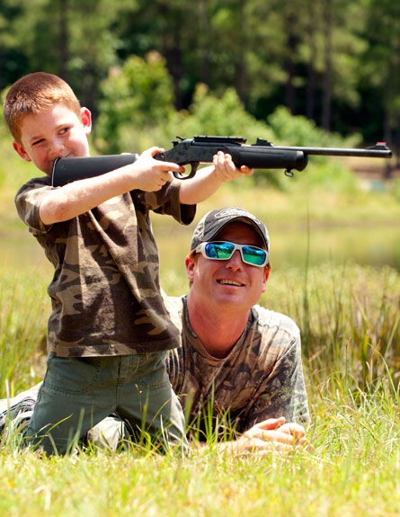 אב בארה"ב מאמן את בנו בירי בנשק, ארכיון (צילום: רויטרס)