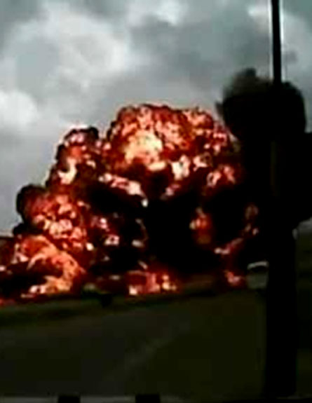המטוס לאחר שהתפוצץ על הקרקע (צילום: מתוך יוטיוב)