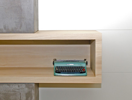 אמיר נבון, מכונת כתיבה (צילום: ירון ולרשטיינר)
