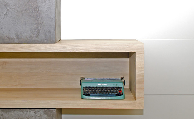 אמיר נבון, מכונת כתיבה (צילום: ירון ולרשטיינר)