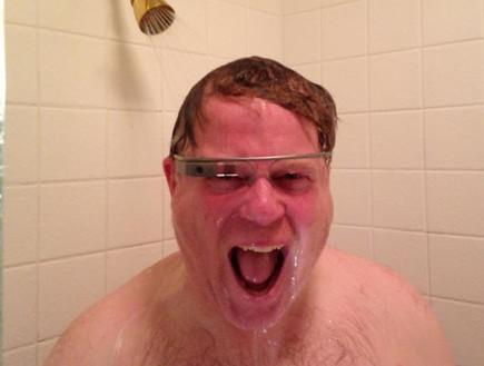 רוברט סקובל מרכבי משקפי גוגל במקלחת