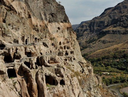 הרים צחיחים וסלעיים לצד עמקים מוריקים (צילום: עמוס צוקרמן, מסע אחר)