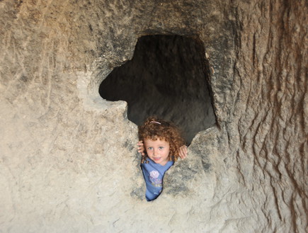 ההר עם המערות והילדה: צילומים מעיר המערות ורדזיה (צילום: עמוס צוקרמן, מסע אחר)