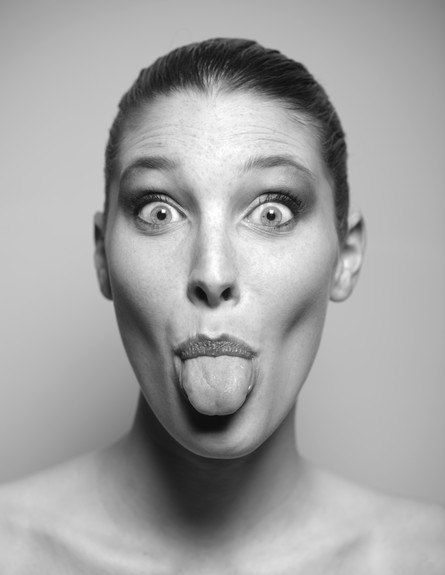 אישה מוציאה לשון שחור לבן (צילום: ThinkStock, getty images)