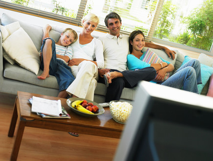 משפחה צופה בטלוויזיה (צילום: אימג'בנק / Thinkstock)