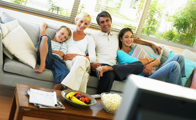 משפחה צופה בטלוויזיה (צילום: אימג'בנק / Thinkstock)
