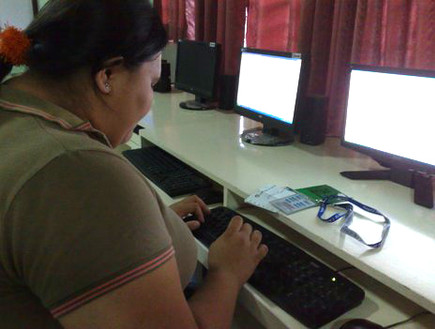 אישה שמנה מול מחשב (צילום: noon)