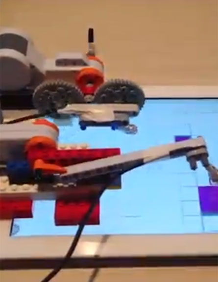רובוט שנבנה כדי להסיר שכבות (צילום: יוטיוב)