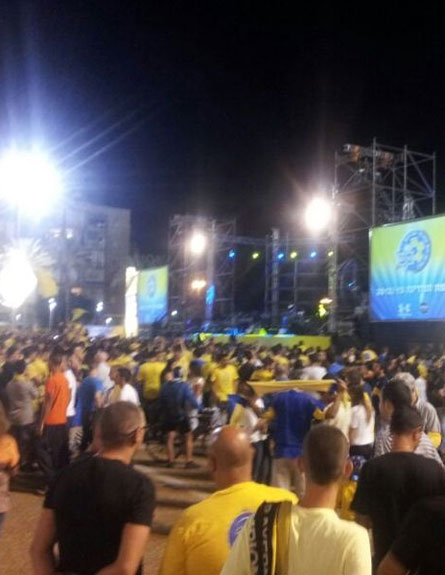 כיכר רבין נצבעה צהוב, הערב (צילום: לירון זייד)
