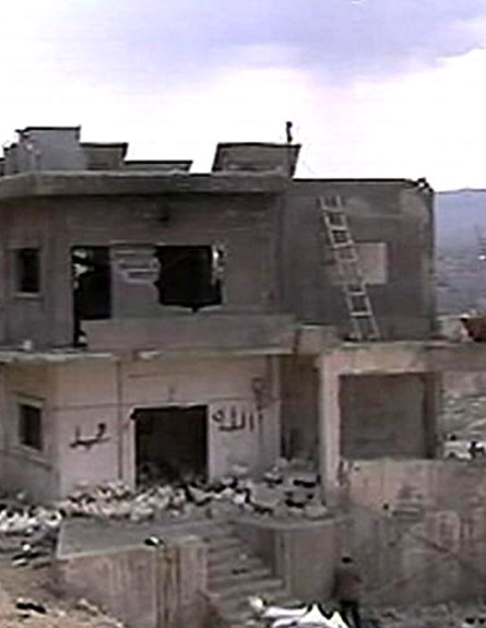 אחד מהמבנים שנפגעו (צילום: הטלוויזיה הסורית)