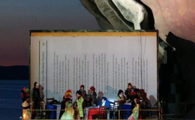 אופרה על המים, אישה ומקהלה (צילום: presse.bregenzerfestspiele.com)