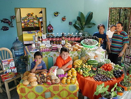 קניות של משפחות - מקסיקו (צילום: פיטר מנזל, צילום מסך)