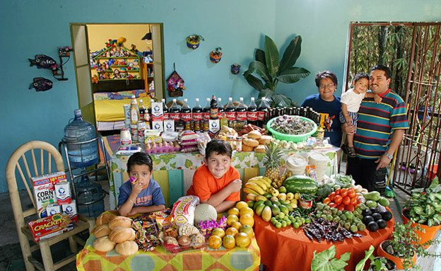 קניות של משפחות - מקסיקו (צילום: פיטר מנזל, צילום מסך)