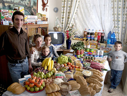 קניות של משפחות - איטליה (צילום: פיטר מנזל, צילום מסך)
