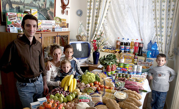 קניות של משפחות - איטליה (צילום: פיטר מנזל, צילום מסך)