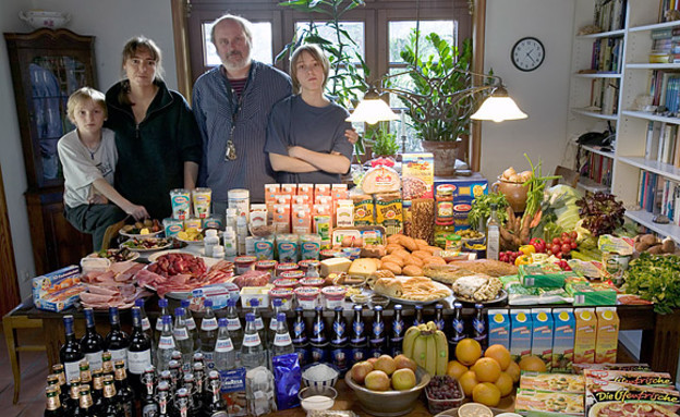 קניות של משפחות - גרמניה (צילום: פיטר מנזל, צילום מסך)