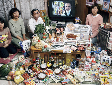 קניות של משפחות - יפן (צילום: פיטר מנזל, צילום מסך)