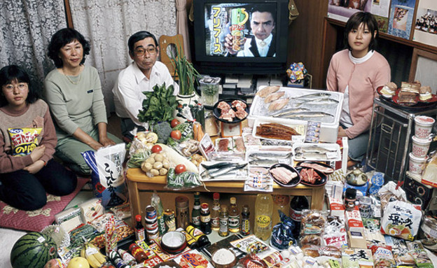 קניות של משפחות - יפן (צילום: פיטר מנזל, צילום מסך)