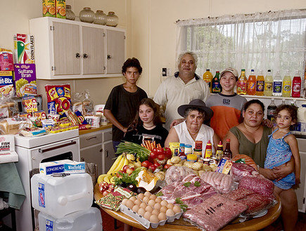 קניות של משפחות - אוסטרליה (צילום: פיטר מנזל, צילום מסך)
