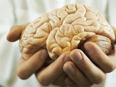איש מחזיק מוח (צילום: Thinkstock)