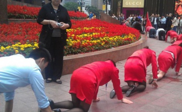 עובדים סינים זוחלים ברחוב (צילום: chinasmack.com)