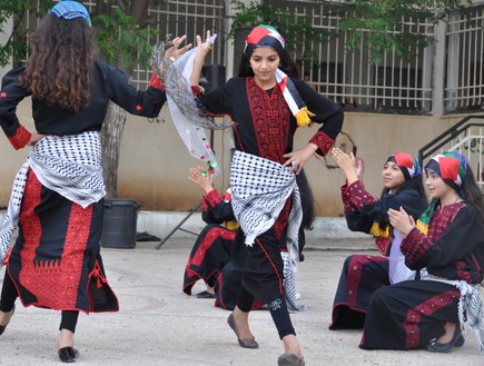 ילדות רוקדות בכפר בודרוס (צילום: אפרת לכטר)