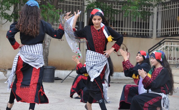 ילדות רוקדות בכפר בודרוס (צילום: אפרת לכטר)