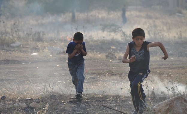 ילדים בורחים מגז מדמיע בכפר בודרוס (צילום: אפרת לכטר)